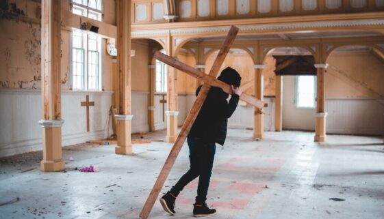 cross carryt pexels-erik-mclean-4077288